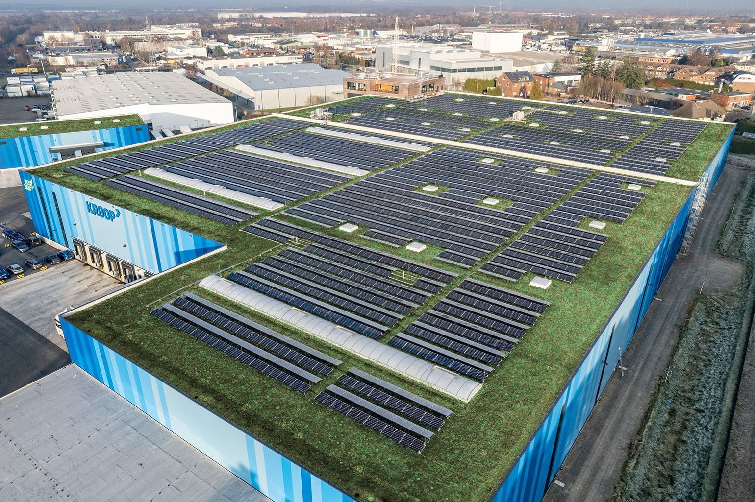 Luftaufnahme von einem Industrieleichtdach mit Photovoltaik und extensiver Dachbegrünung.